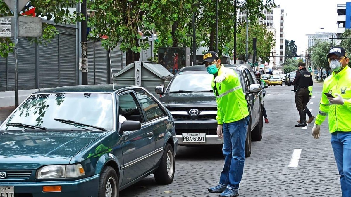 Los miembros de la Policía ejecutan controles dispuestos por la emergencia sanitaria por el COVID-19
