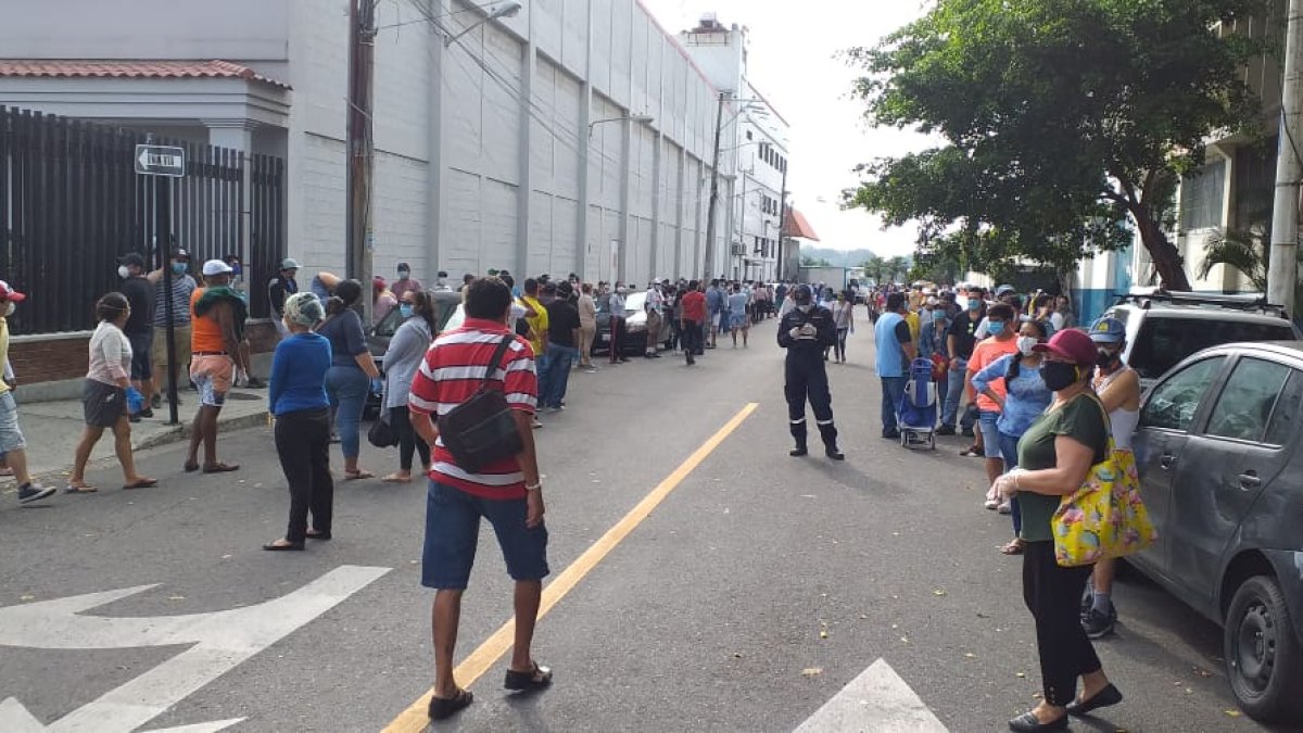 En un supermercado situado en las calles Eloy Alfaro y Francisco de Marcos, las escenas se repiten.