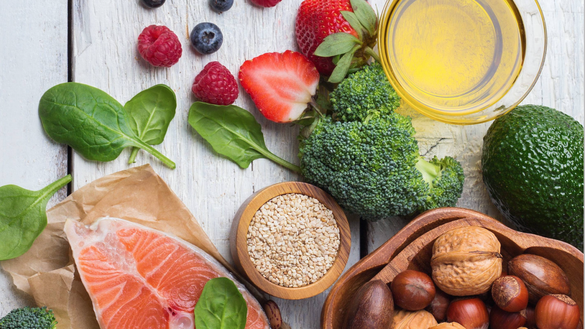 Prima los carbohidratos integrales o complejos. Entre ellos: el verde, la yuca, el camote y el choclo blanco.