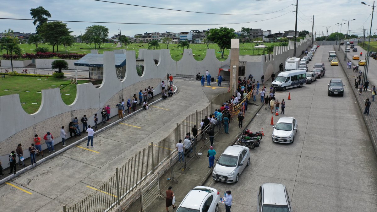 Familiares de los deudos se aglomeran en lugares como Jardínes de la Esperanza y Registro Civil.