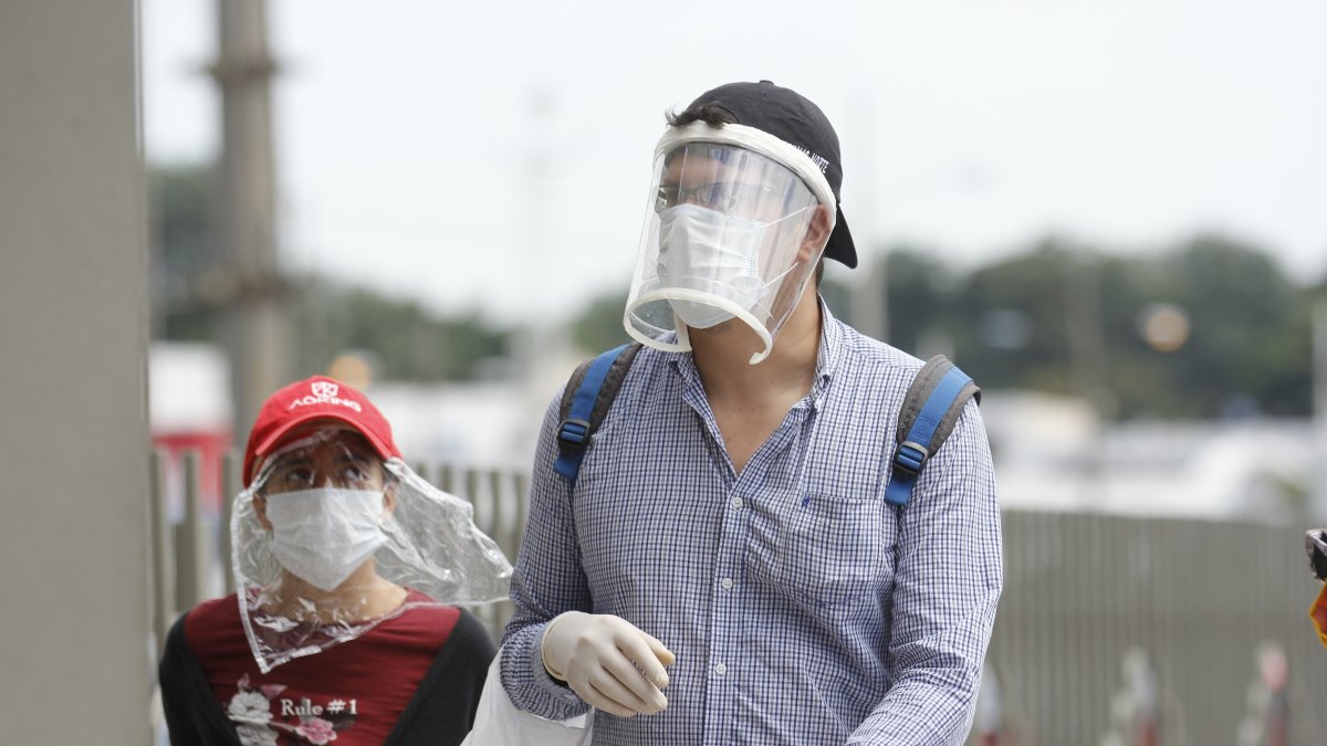 Ciudadanos en Guayaquil toman precauciones al salir de casa ante la presencia del virus.