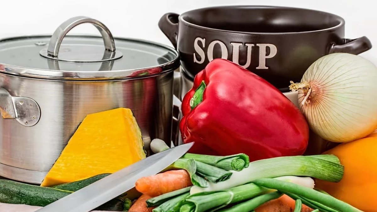 Verduras, pastas, carnes, todo tipo de alimentos puedes aprovechar, incluso 'reutilizar'.