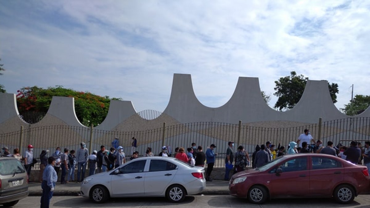 Exterior del camposanto Jardines de Esperanza, esta mañana, en el norte de Guayaquil.