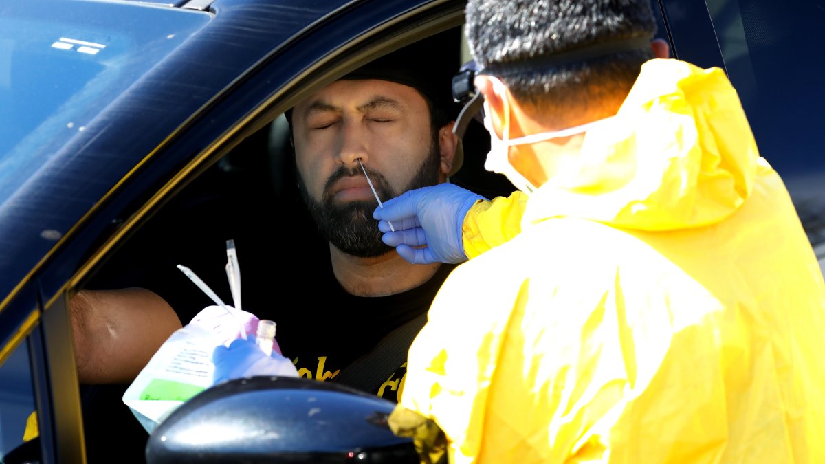 Un trabajador médico usa un hisopo para detectar el coronavirus COVID-19 en el centro de atención ambulatoria de ProHealth Care en Jericho, Nueva York 