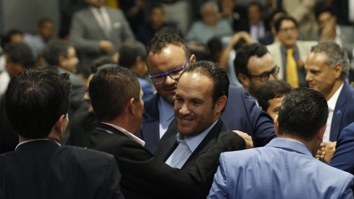 Francisco Egas (c) no está de acuerdo con suspender totalmente el sueldo del DT.