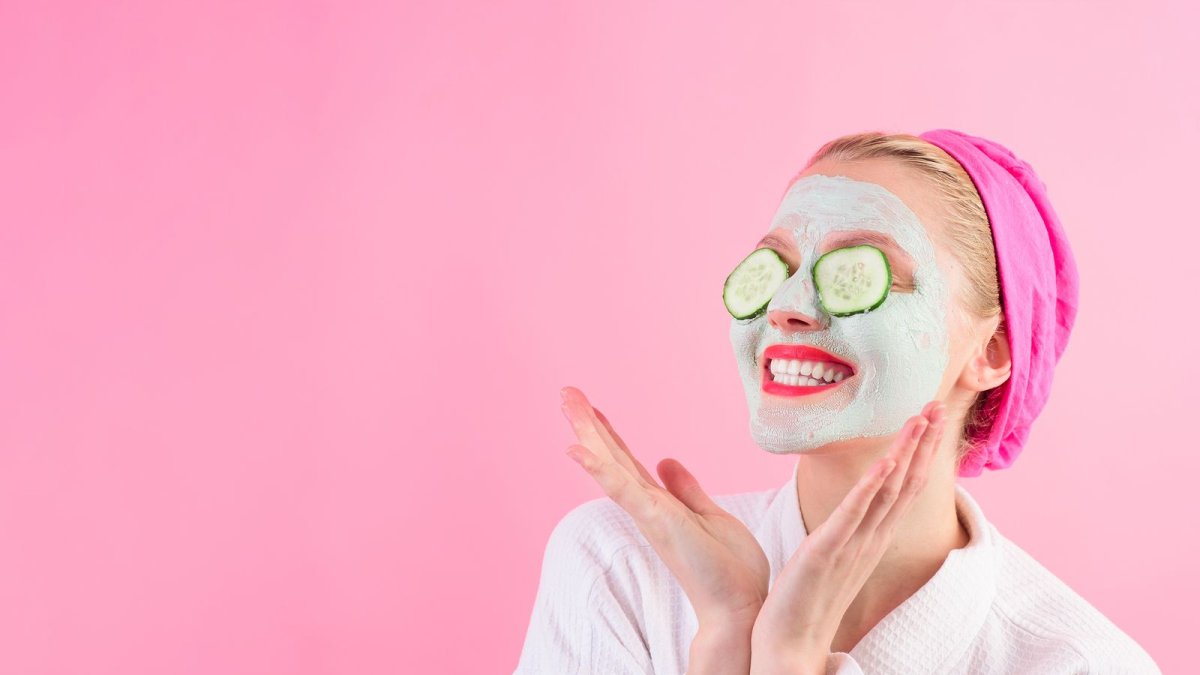 La exfoliación elimina las células muertas de la piel, evita la aparición de manchas y mejora la textura de la piel.