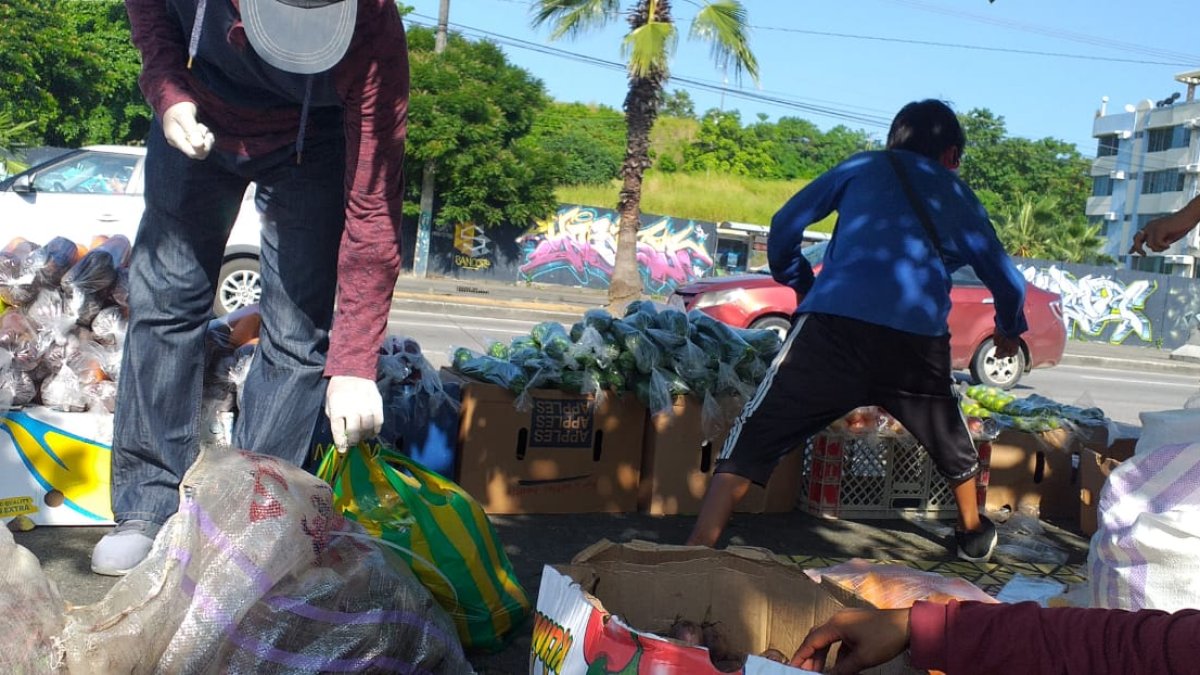 En las aceras instalan sus cajas de cartón llenas de frutas para vender a los conductores que se detienen en el semáforo en rojo.