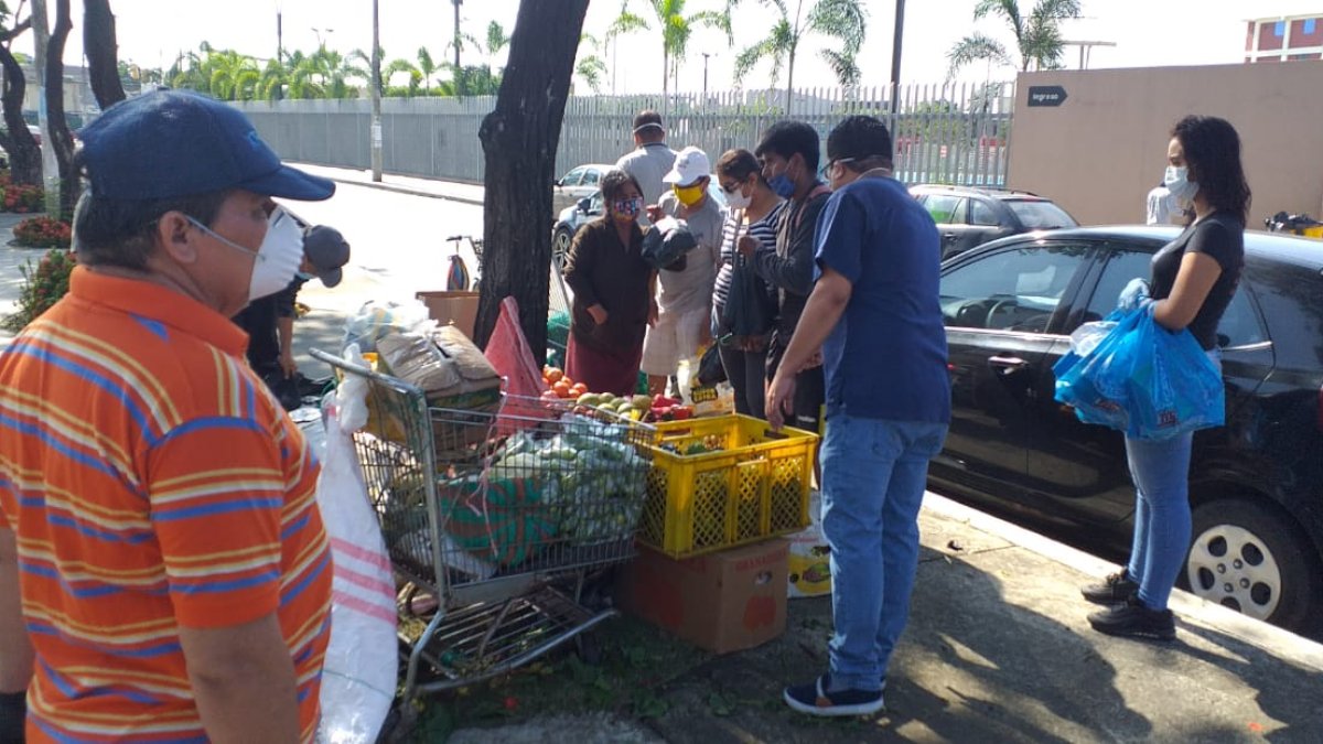 En la avenida José Tamayo, en Guayacanes, tanto en el parterre como calles se instalaron los comerciantes con sacos y cartones de productos.