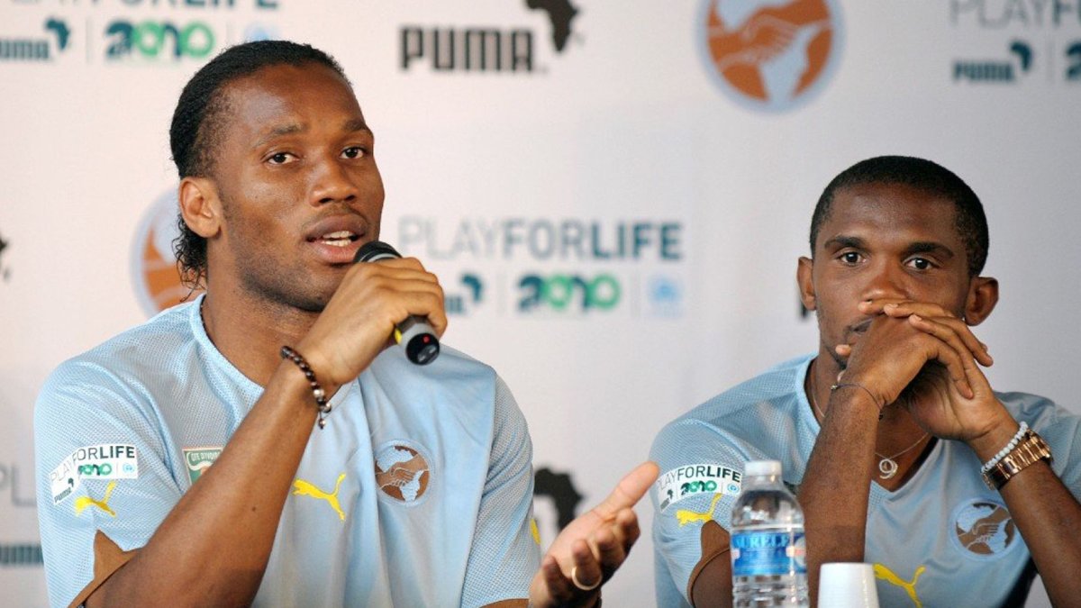Los exfutbolistas Didier Drogba (i) y Samuel Eto'o (d) dieron a conocer su molestia mediante redes sociales.