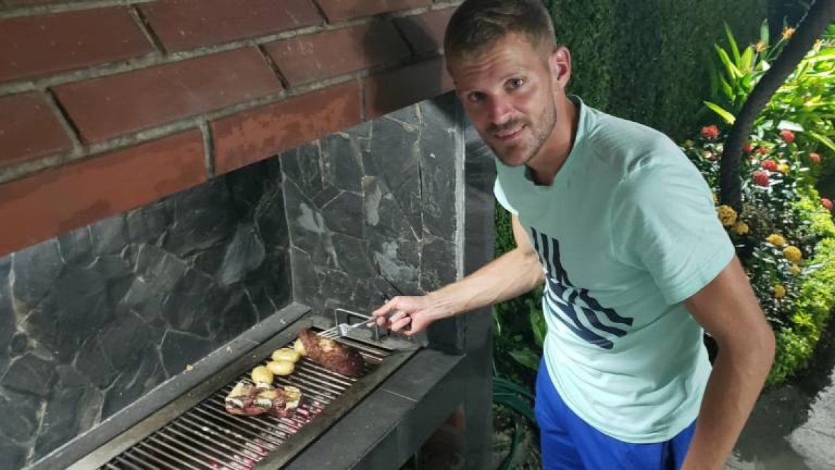 Javier Burrai es amante de los asados, actividad que realiza con frecuencia