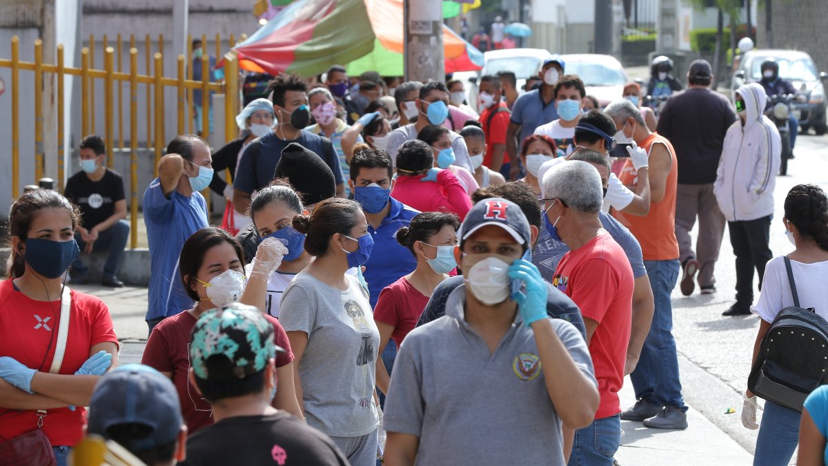 Ciudadanos esperan en el exterior de un camposanto en Guayaquil