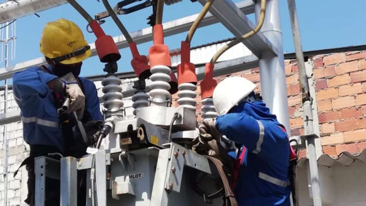 Personal de la Corporación Nacional de Electricidad trabaja en un arreglo.