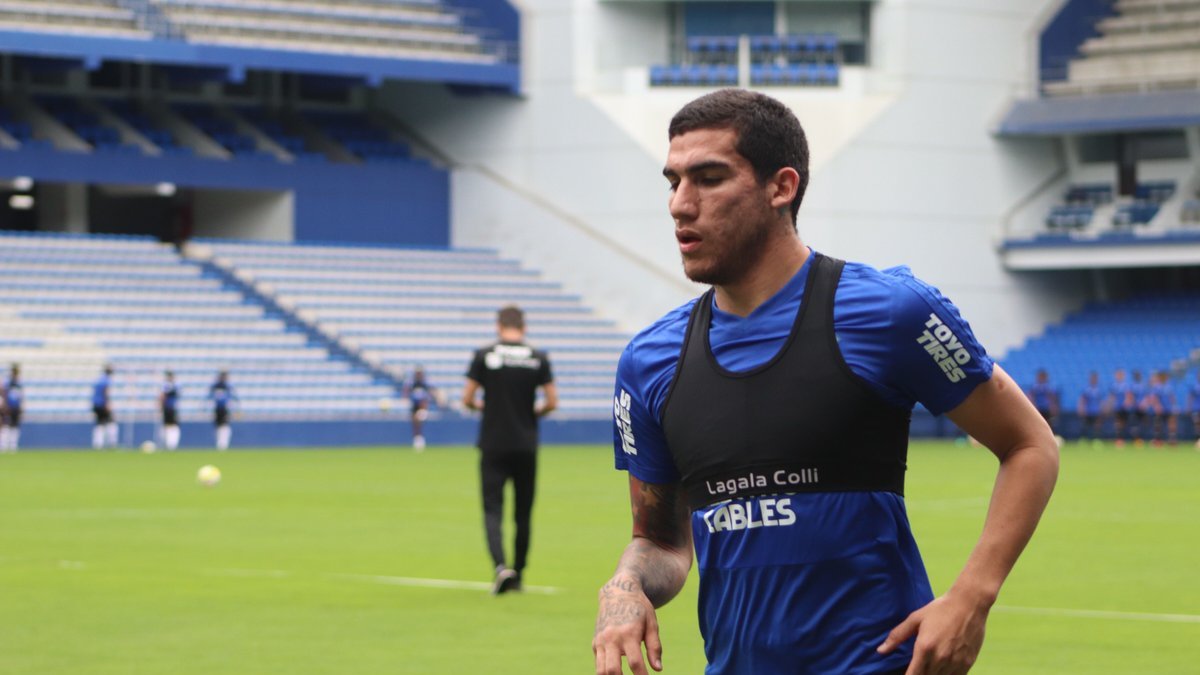 Leandro Vega, defensa de Emelec, fue operado ayer por una dolencia en su rodilla derecha