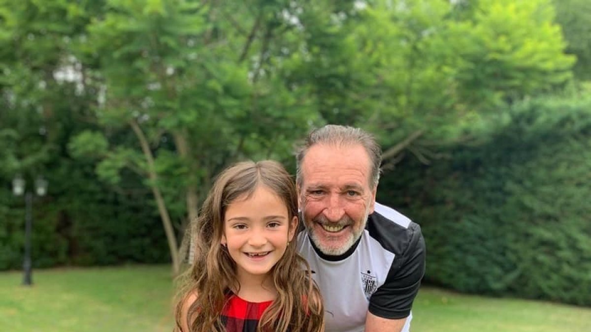 Luis Soler con su hija Valentina, quien lo instruye en el manejo de la plataforma donde ella hace los deberes.