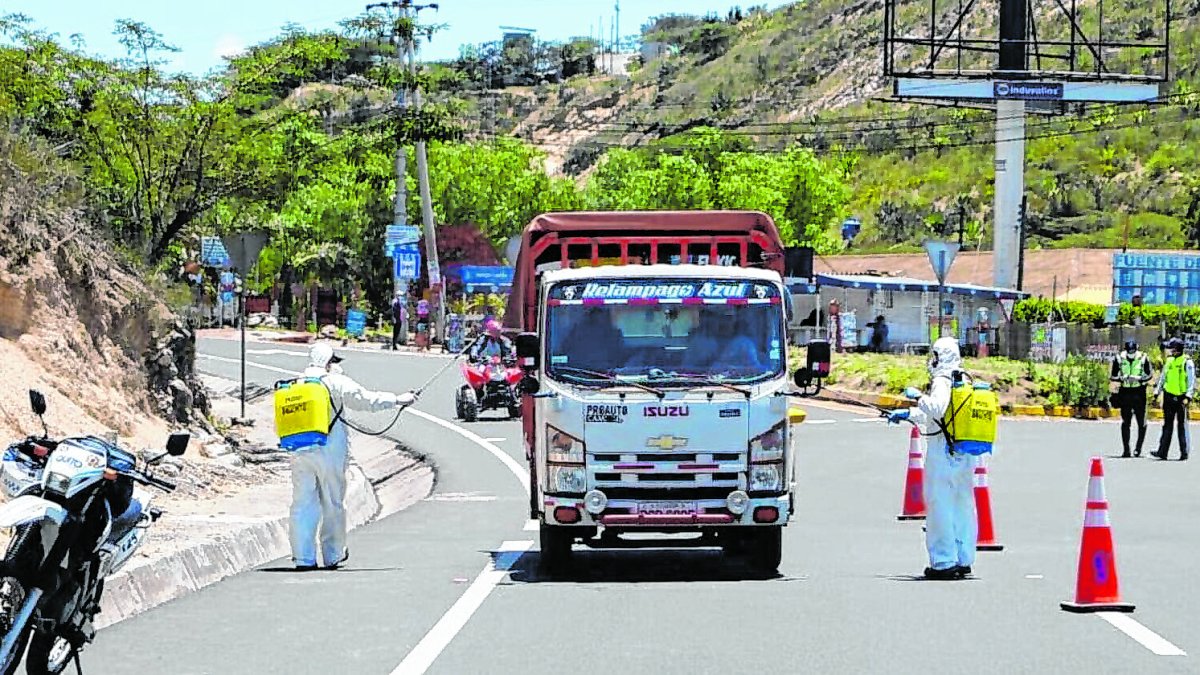 Los camiones son sometidos a constantes controles. Algunos choferes tienen inconvenientes en continuar, aún teniendo salvoconductos.