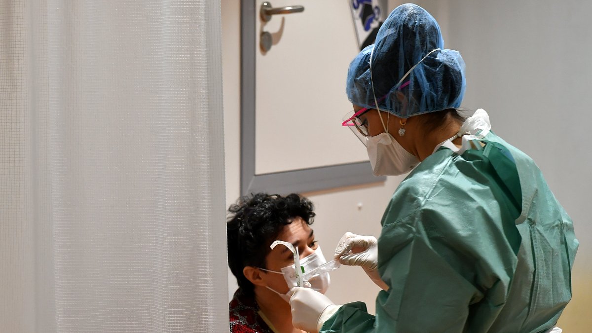 Prsonal médico examina a un paciente en la unidad de detección hospitalaria del CHU Pellegrin en Burdeos, suroeste de Francia