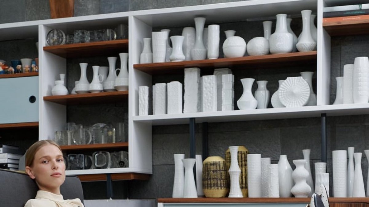 El hombre utilizado como 'mueble' para apoyar los pies. ¿Qué intención guarda la foto?