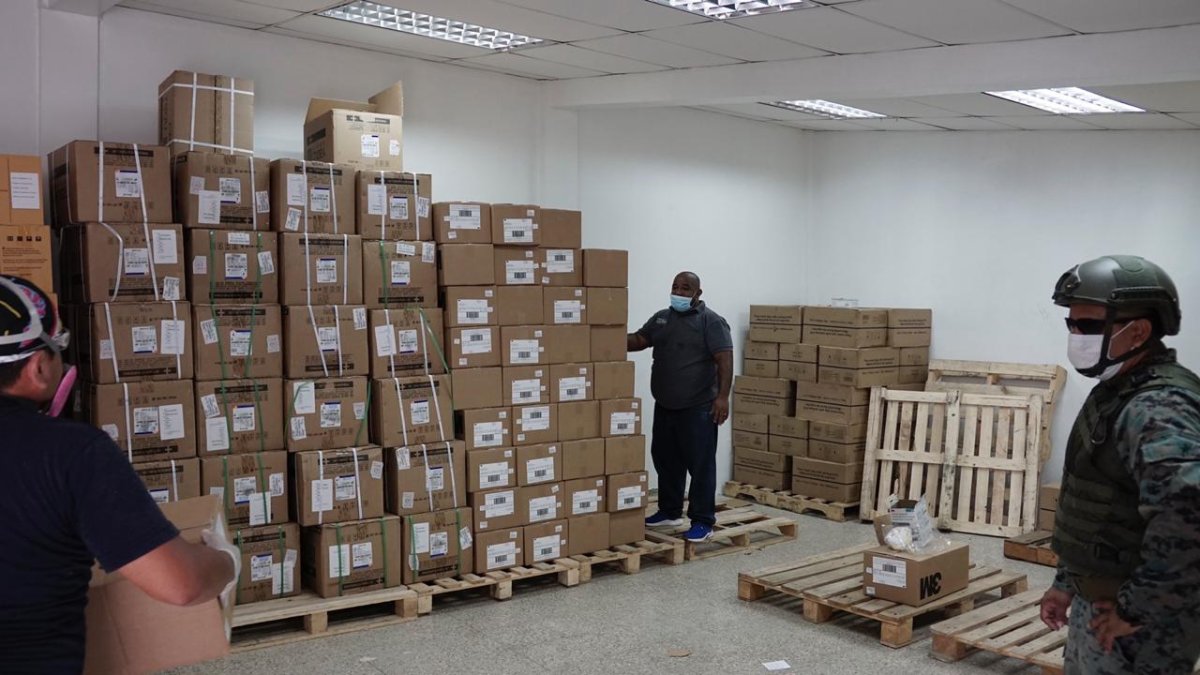 Las autoridades requisaron las mascarillas que estaban en bodegas