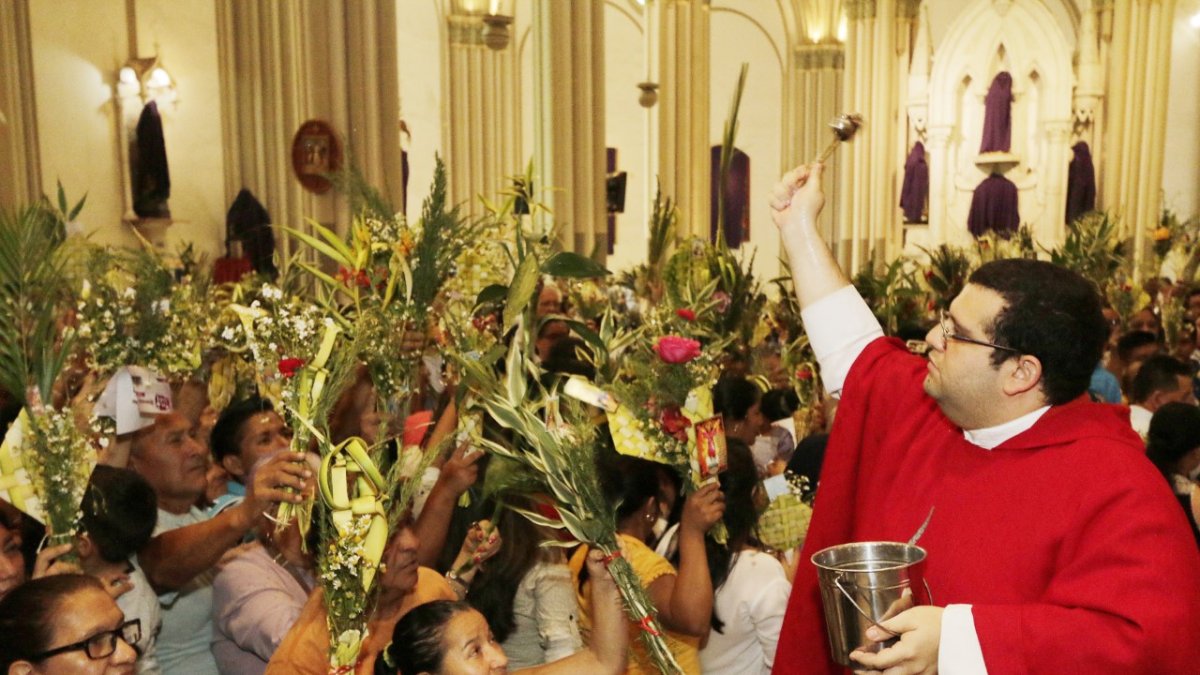 Hecho. Ni misas, ni procesiones o actos similares se realizarán en las iglesias hasta junio.