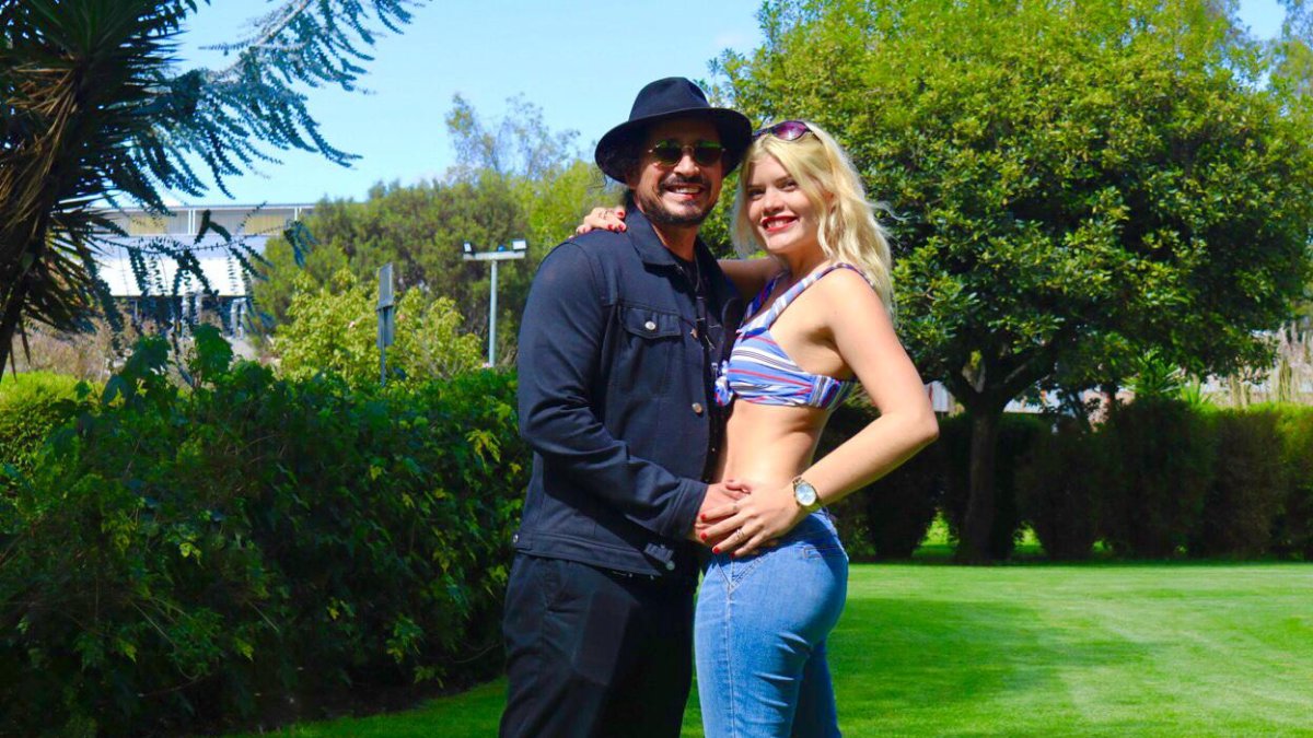 Douglas junto a su novia, Gabriela Cueva.