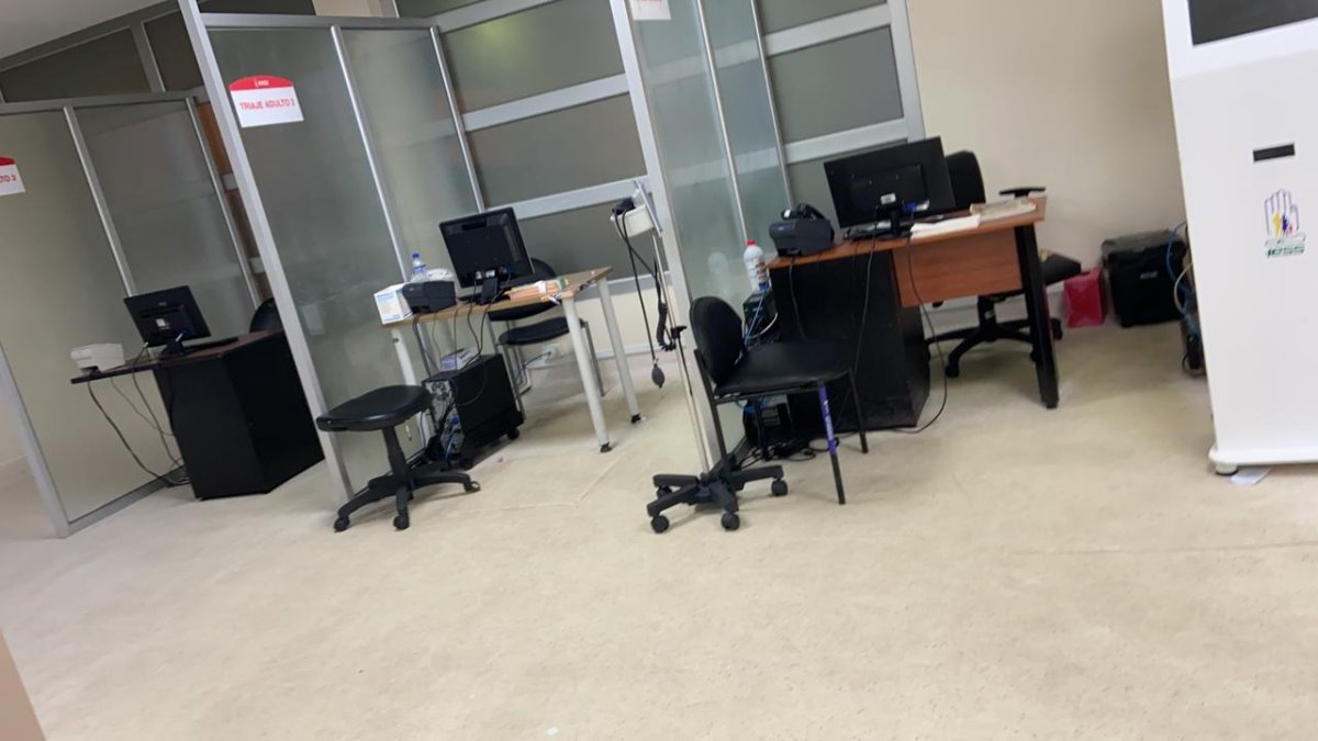 Así lucía la emergencia del hospital del IESS de sur de Guayaquil, por la falta de personal y de trajes de protección.