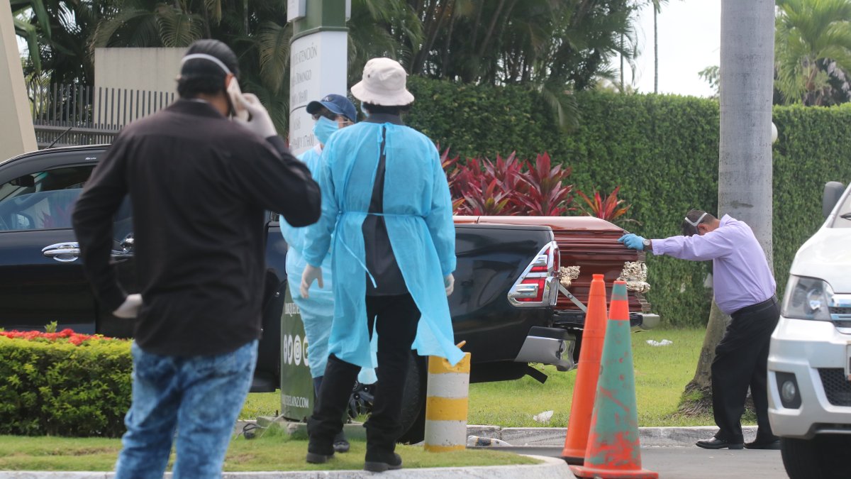Desolación. Personas con ataúdes de familiares que fallecieron por otras causas también esperaban atención.