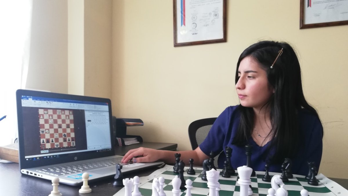 Anahí Ortiz revisa la base de datos para analizar el desempeño de sus próximos rivales. Para ella, la rutina no cambió con la cuarentena.