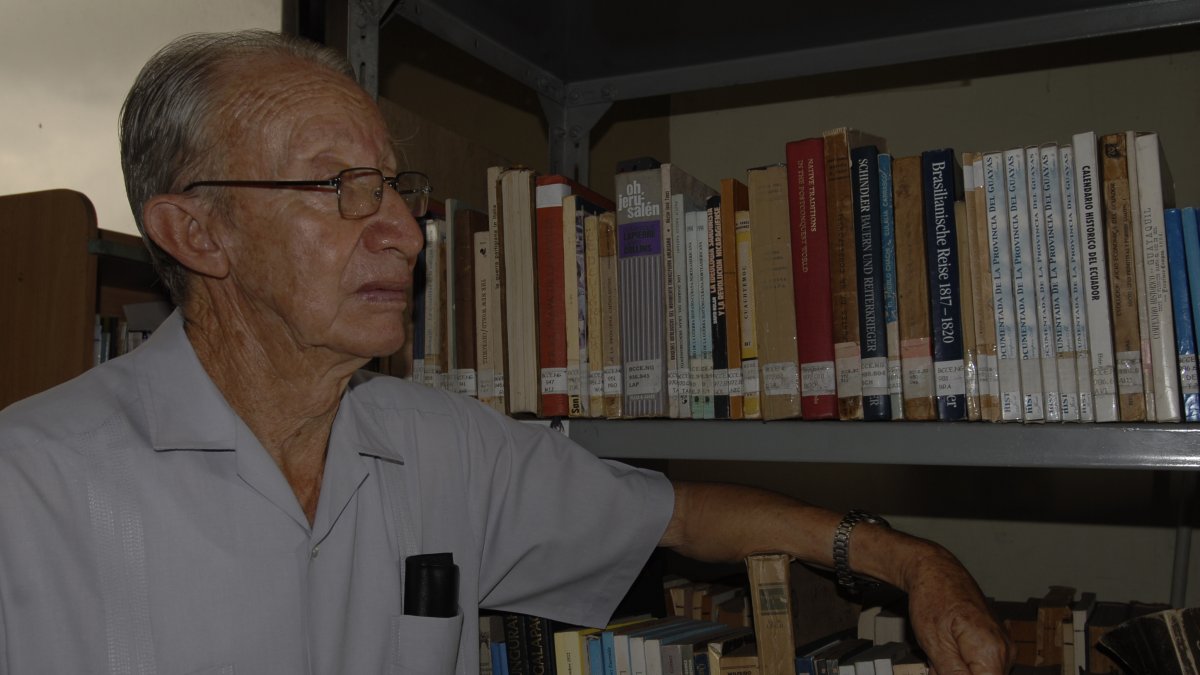 Pesántez Rodas fue docente en la carrera de Literatura de la Universidad de Guayaquil durante cuarenta años.