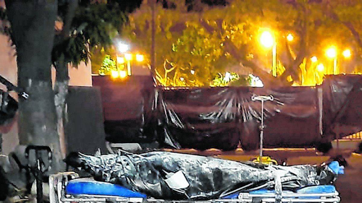 Los difuntos se acumulan en el IESS del Teodoro Maldonado como basura. La denuncia la hizo un médico a la periodista Bessy Granja.