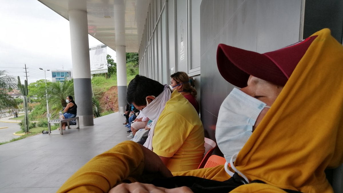 Este es el panorama en varios de los establecimientos de salud públicos o del Seguro Social: personas con dolencias o sus familiares esperan para ser atendidos o por una cama para internarse.