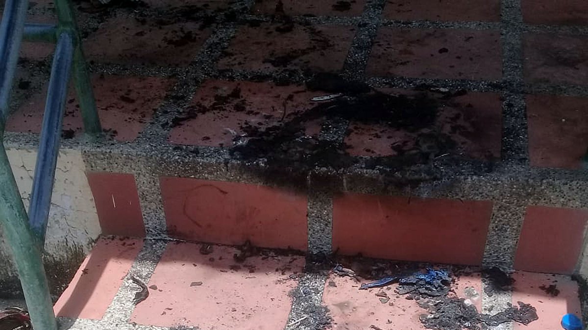 Entorno. Apenas unos zapatos y restos de una sábana calcinada quedaron en el lugar de los hechos.