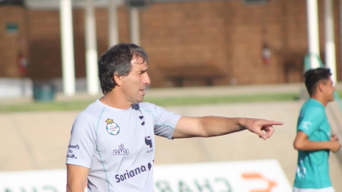 Guillermo Almada, entrenador del Santos Laguna, prepara a su equipo para el próximo torneo mexicano