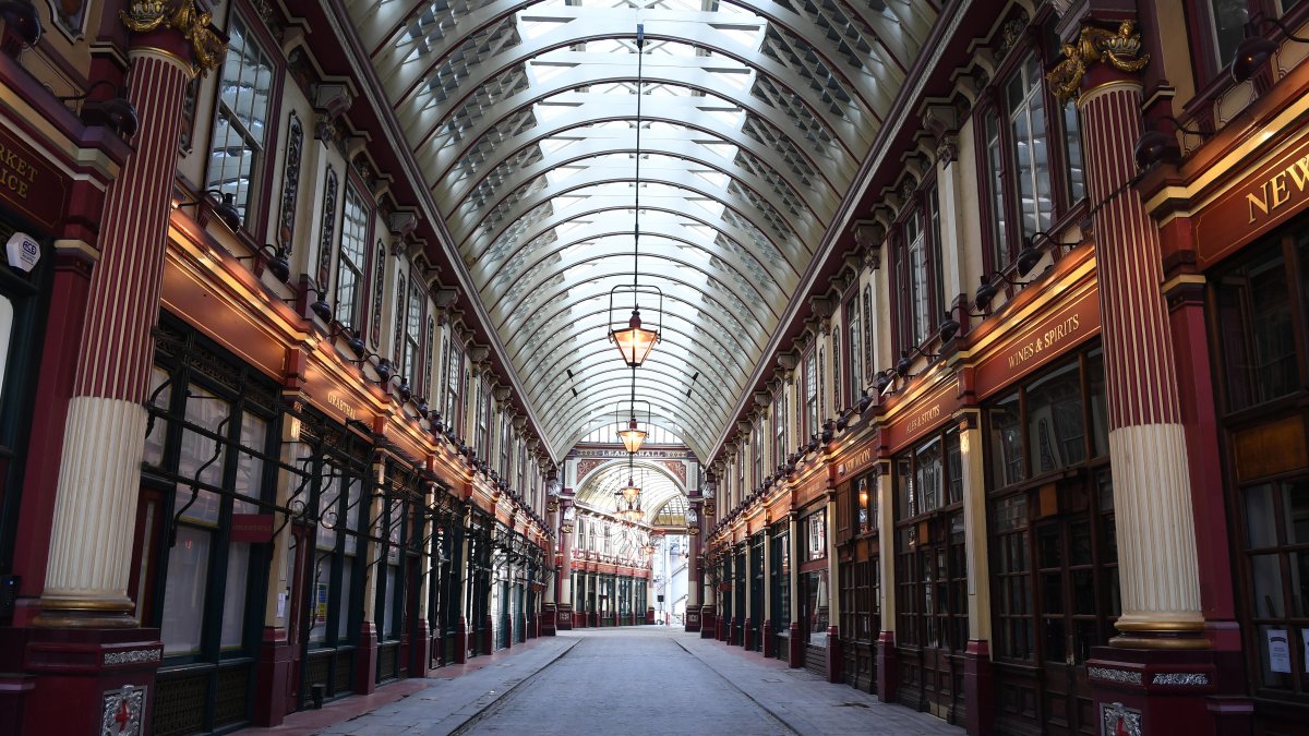 Un mercado desierto  en el corazón de la ciudad de Londres en Londres, Gran Bretaña, debido al confinamiento obligatorio decretado por el  Gobierno