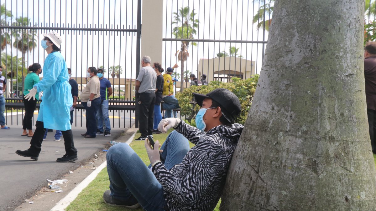 Durante el 2020, los guayaquileños hacían filas fuera de los cementerios para tener un cupo para un entierro.
