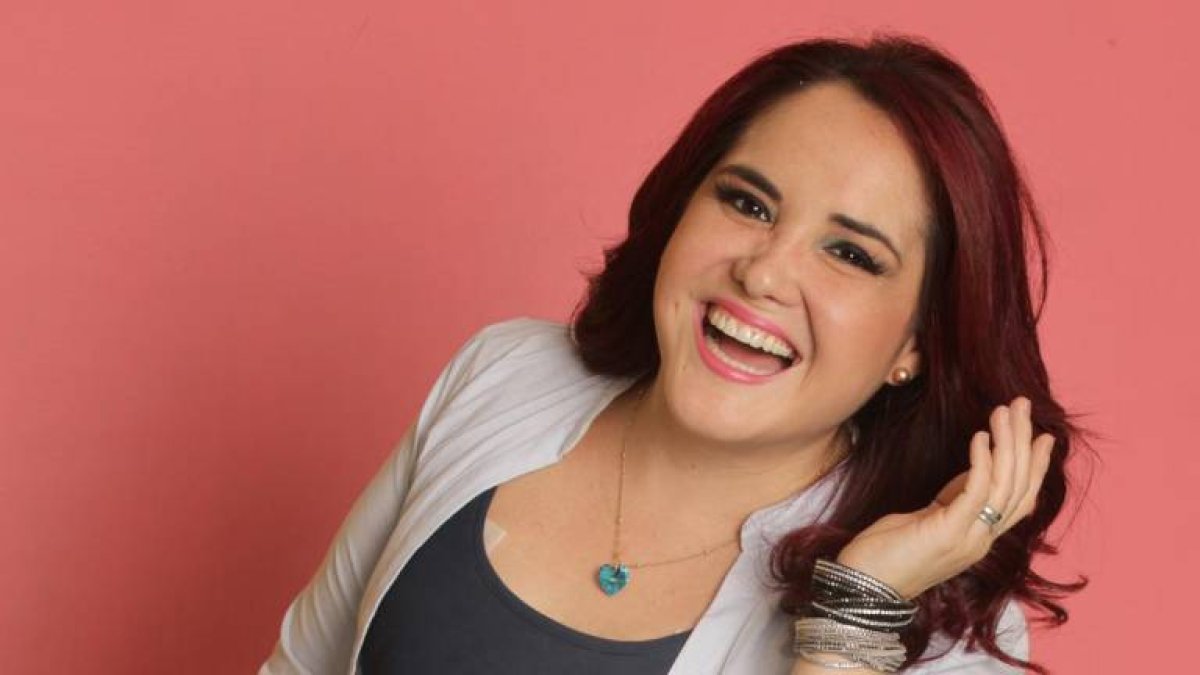 La cantante peruana Eva Ayllón es quien la acompaña en la cocina.