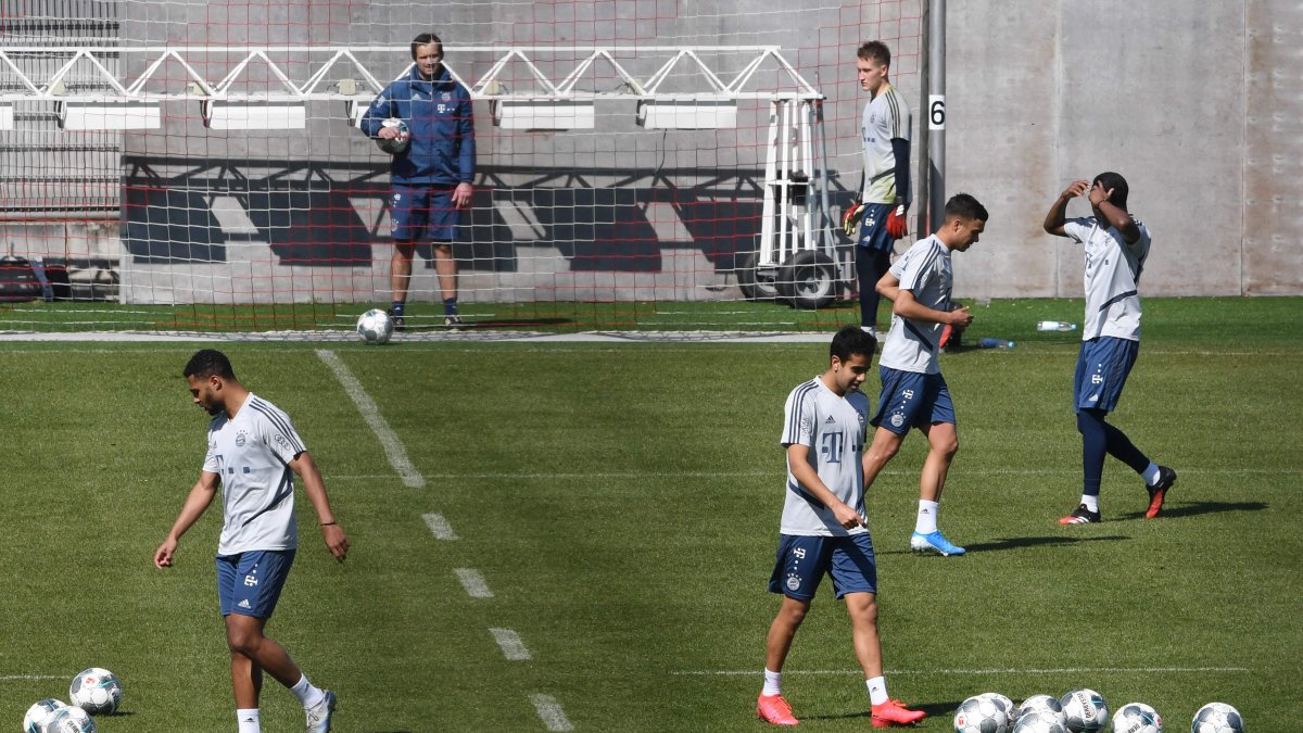 Los jugadores del Bayern trabajan con cierta normalidad. Cumplieron ejercicios con la pelota, pero siempre respetando el distanciamiento social.