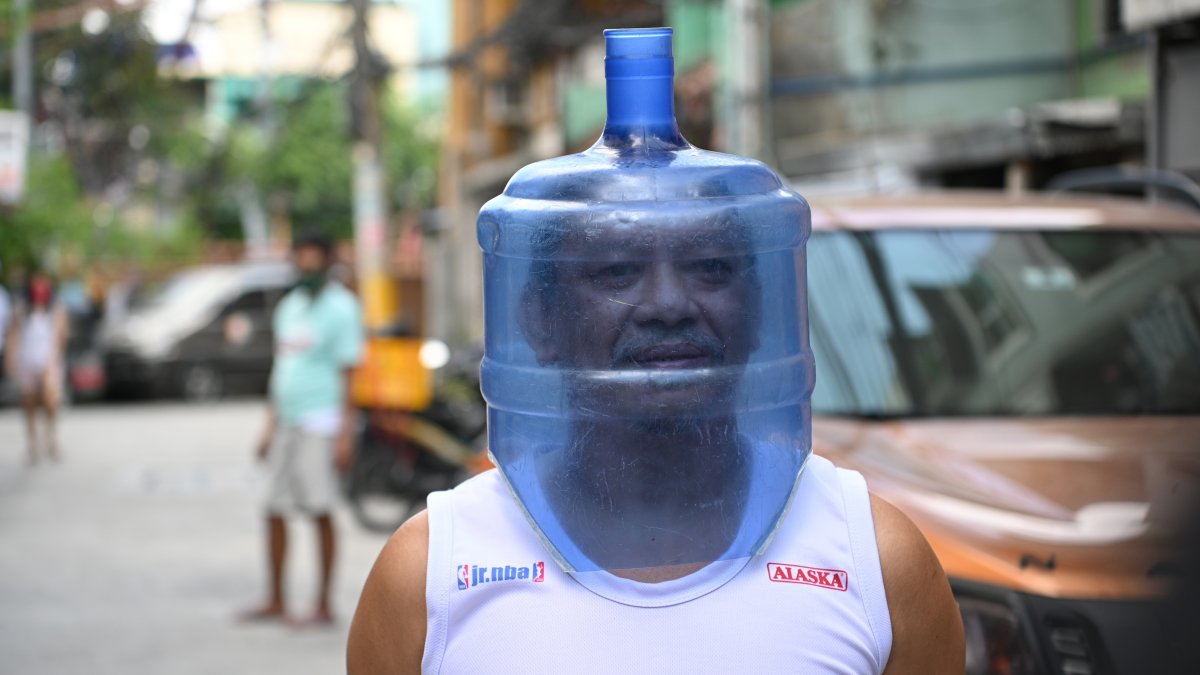 Un residente usando una improvisada mascarillas en Manila, capital de Filipinas.