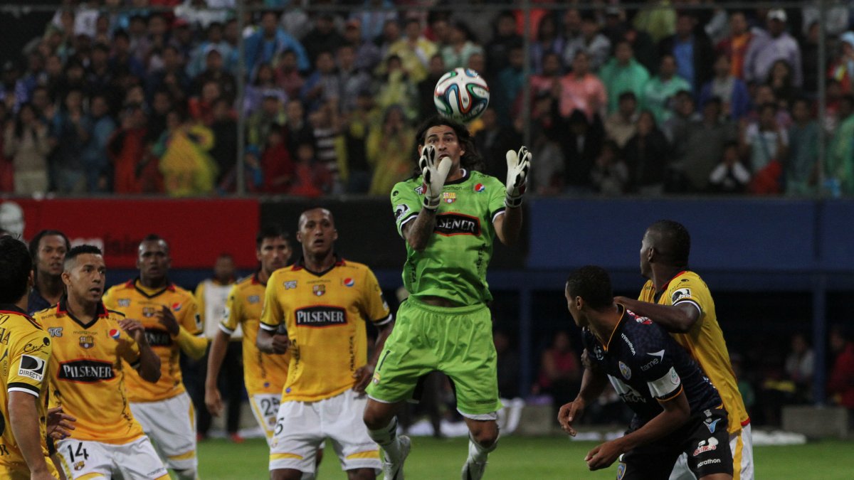 Ismael Blanco, dejó la delantera se puso el buzo de arquero en Barcelona.