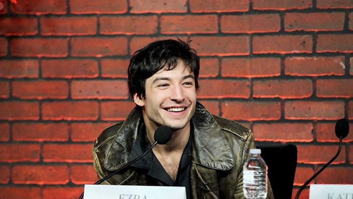 El actor conocido por salir en Las ventajas de ser un marginado y The flash aparece en un misterioso vídeo. 