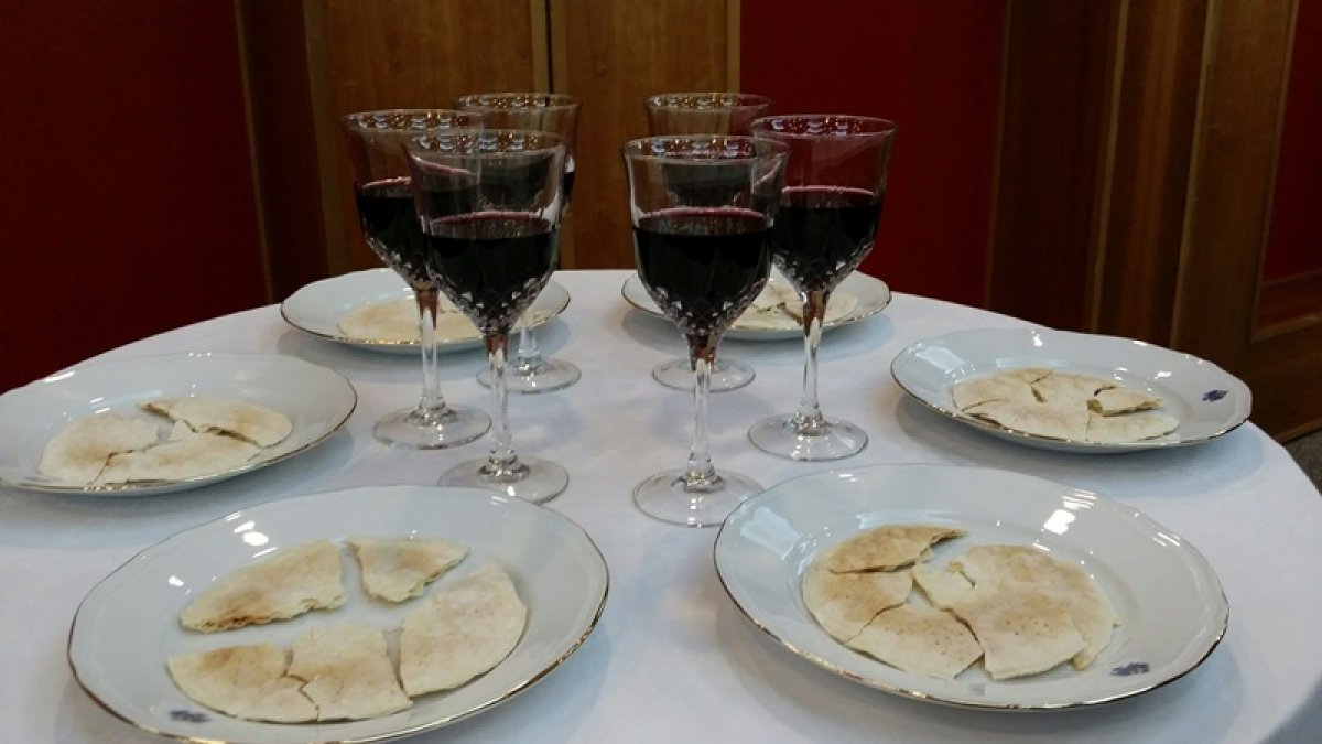 Los símbolos para recordar la muerte de Jesús, el vino y el pan.
