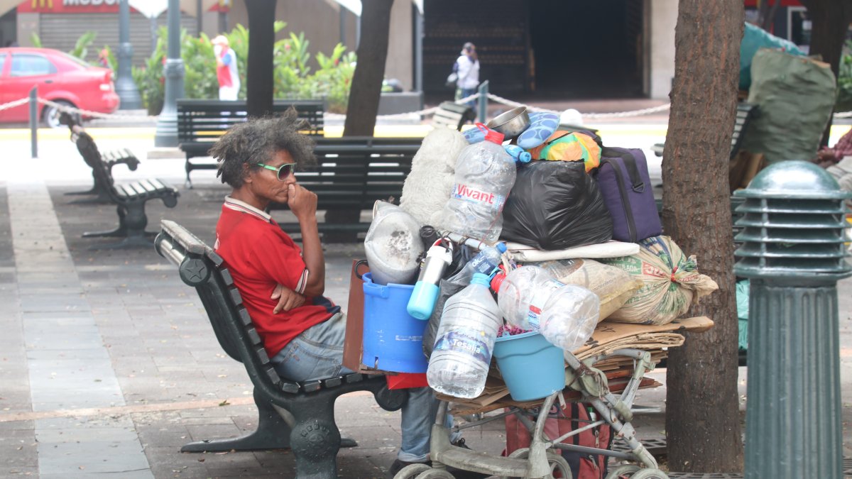 Situación. Personas en situación de calle pernoctan en la plaza Vicente Rocafuerte.