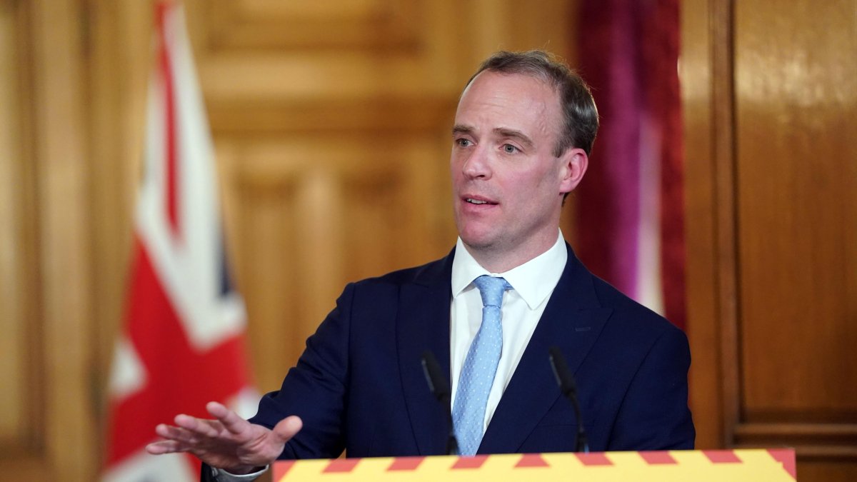 El Secretario de Asuntos Exteriores de Gran Bretaña, Dominic Raab, celebrando una conferencia de prensa digital Covid-19 en Londres 