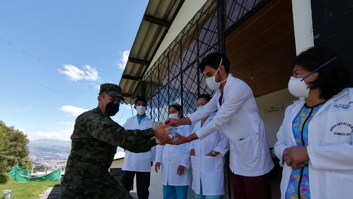 Personal de centros médicos de Sangolquí también recibieron kits alimenticios.