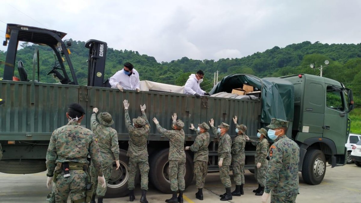 Militares colaboraron en el transporte de la unidad móvil de la Cruz Roja.