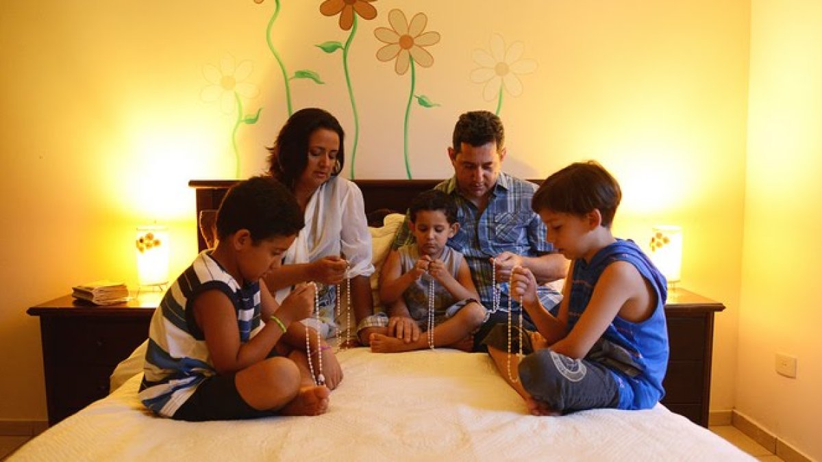 Fe. Las familias pueden recrear actividades religiosas desde el hogar.