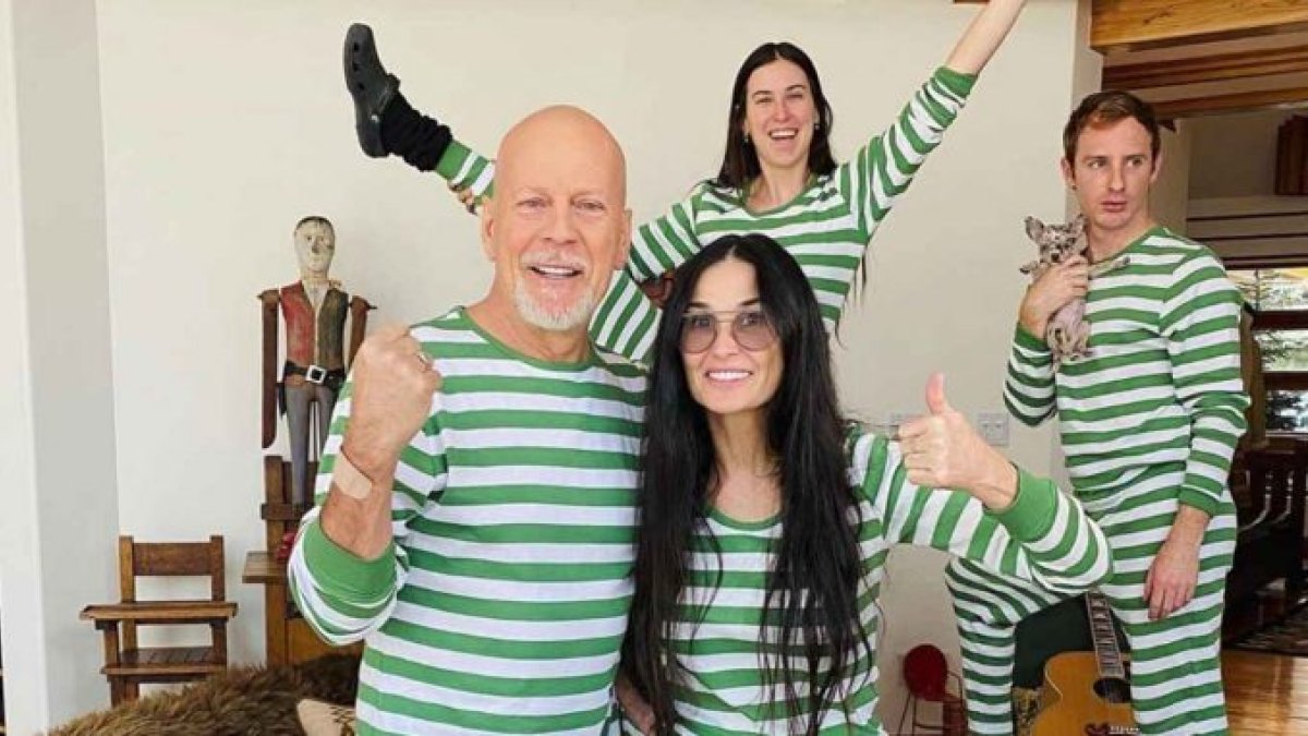 Los exesposos aparecieron en pijama junto a una de sus hijas y el novio de otra de ellas.