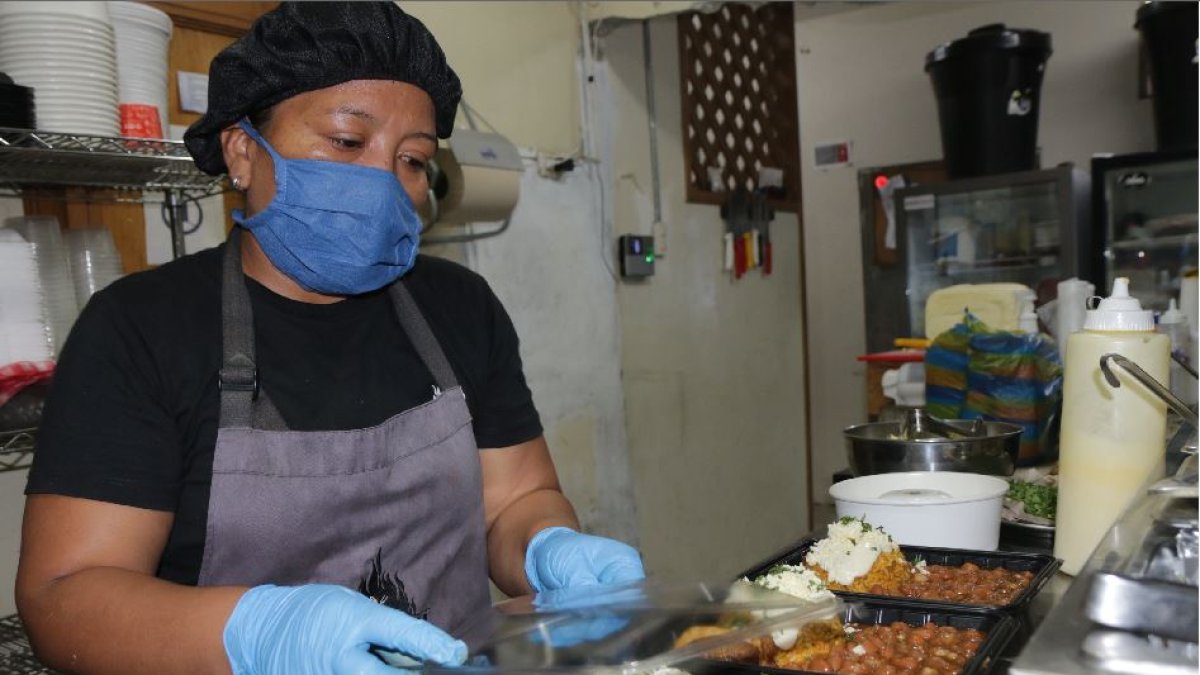 Labor. Eva trabaja en Moro Grill. Ella pudo volver a su lugar de trabajo, aunque en horas limitadas.