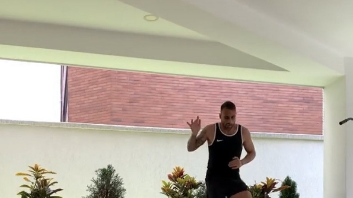 Damián Frascarelli muestra algunos ejercicios que realiza en casa.