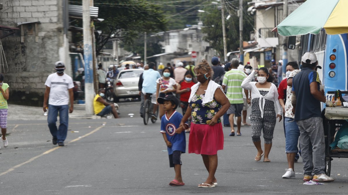 En el suburbio y sur de la ciudad se ve bastante movimiento en las calles. Las personas están confiadas que no se contagiarán.