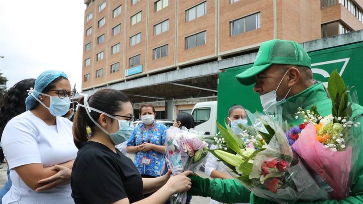 COLOMBIA. Un grupo de enfermeras recibieron flores por este día.